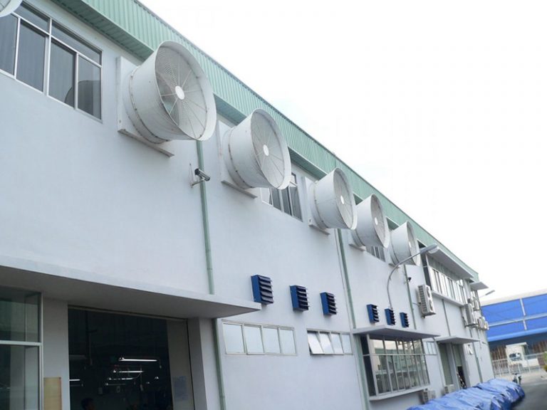 Quạt composite sử dụng trong nhà máy chăn nuôi